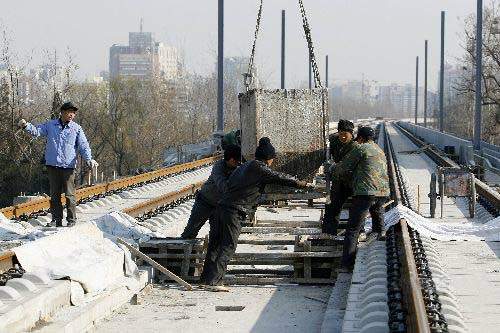 14日,京津城际轨道施工仍在进行。