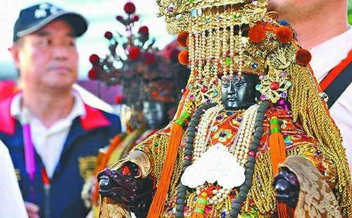 图为台湾北港朝天宫"黑脸"妈祖分灵神像.